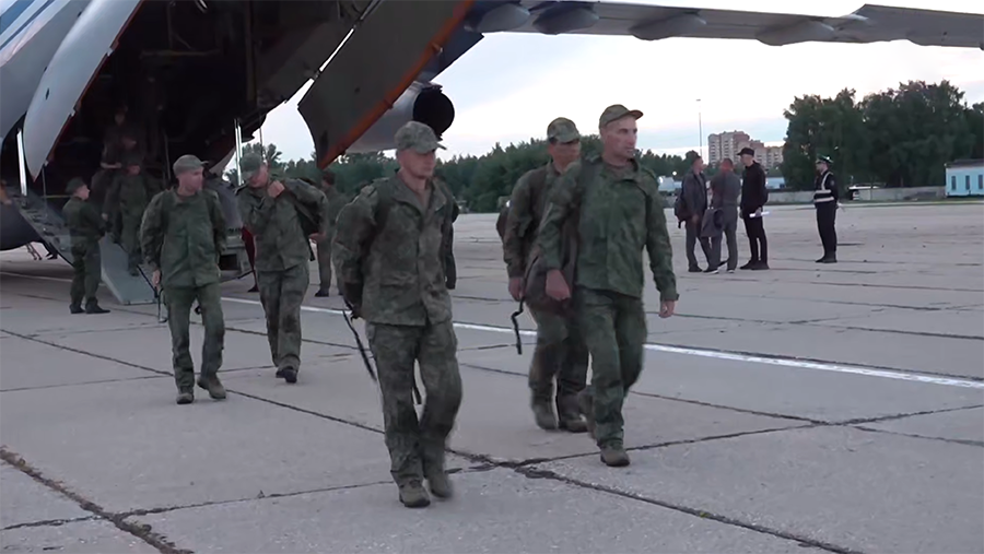 
                    Самолет с вернувшимися из плена военнослужащими приземлился в Москве

        