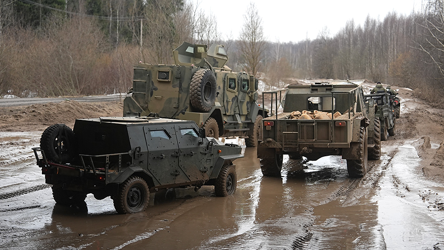 
                    В Подмосковье испытывают новые военные автомобили, вездеходы и кухни

        