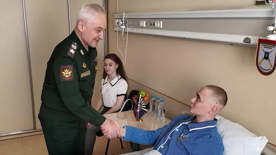 
                    Белоусов вручил медаль &laquo;Золотая Звезда&raquo; Герою России бойцу Ярашеву

        