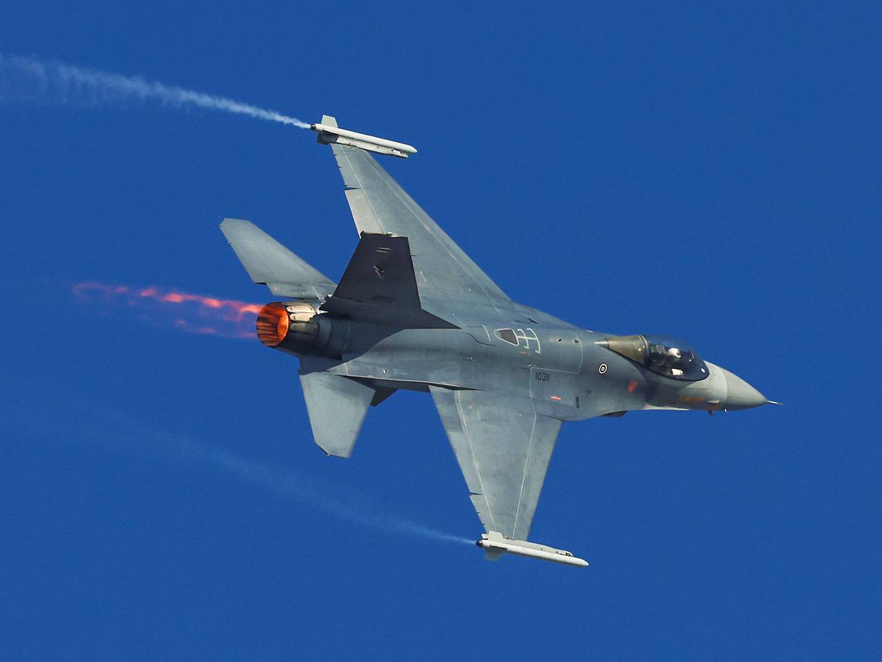 Американский истребитель F-16 совершил аварийную посадку