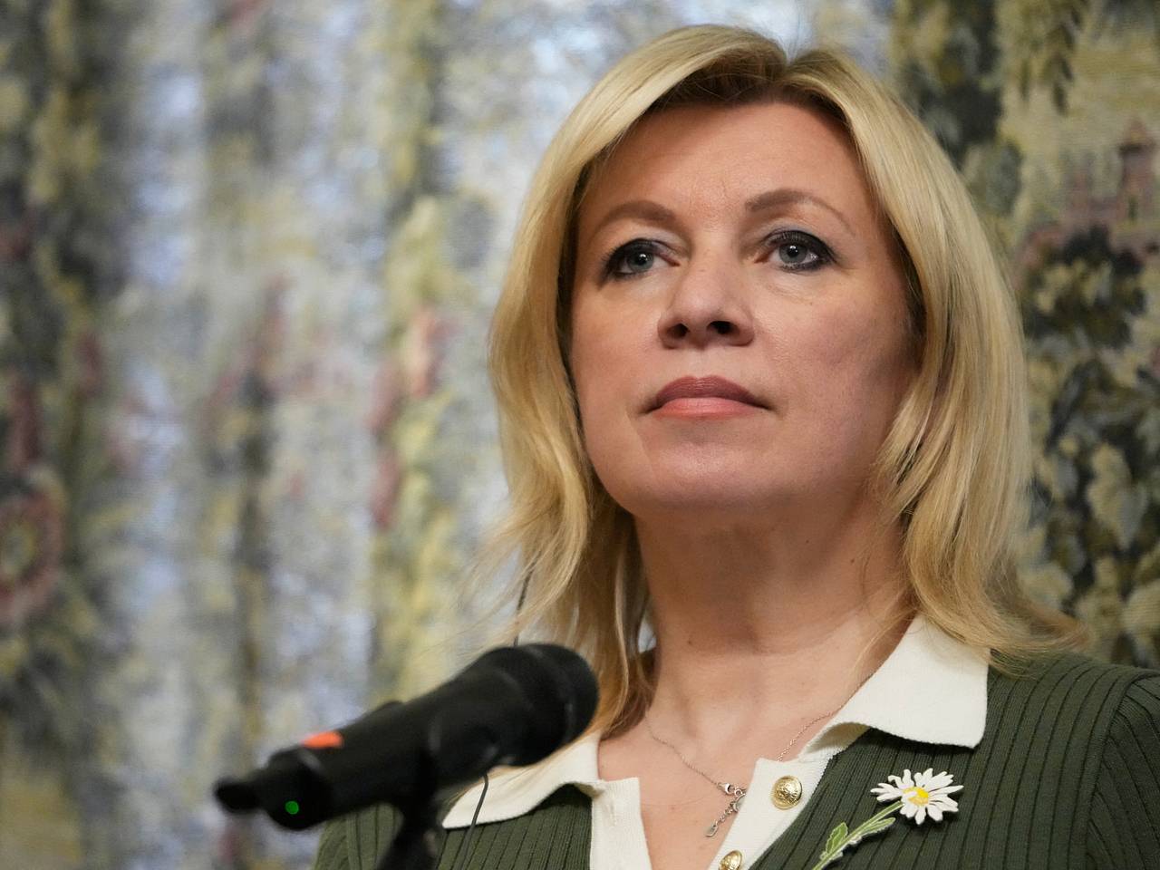 Захарова объяснила призывы Запада к миру на Украине