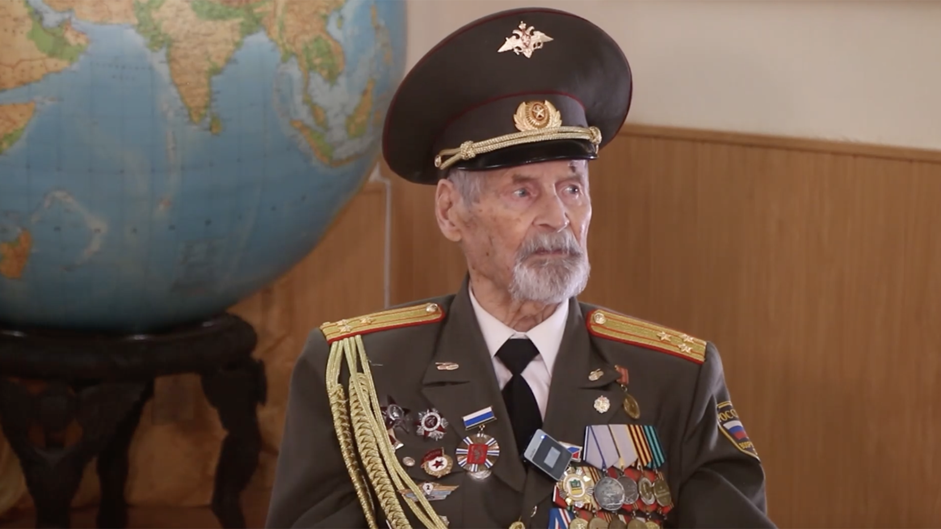 
                    Ветеран Суворов возложил цветы к памятнику разведчикам-мотоциклистам в Екатеринбурге

        