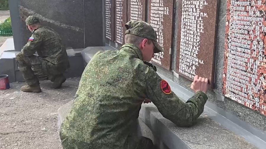 
                    Военнослужащие ВС РФ восстановили более 80 памятников героям ВОВ на территории ДНР

        