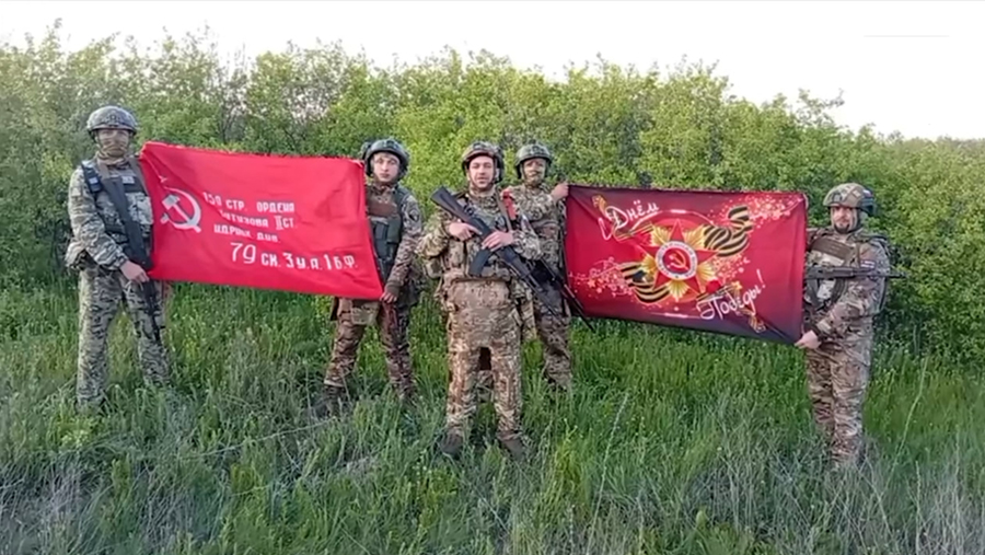 
                    Военные ВС РФ поздравили ветеранов с Днем Победы из освобожденного Северска

        