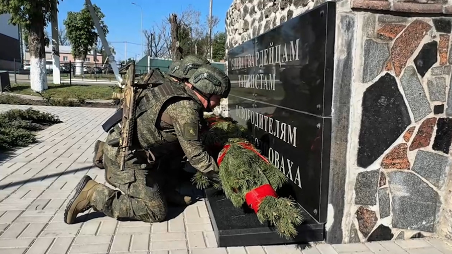 
                    Бойцы ВС РФ возложили венок и цветы к постаменту с танком Т-34 в ДНР

        