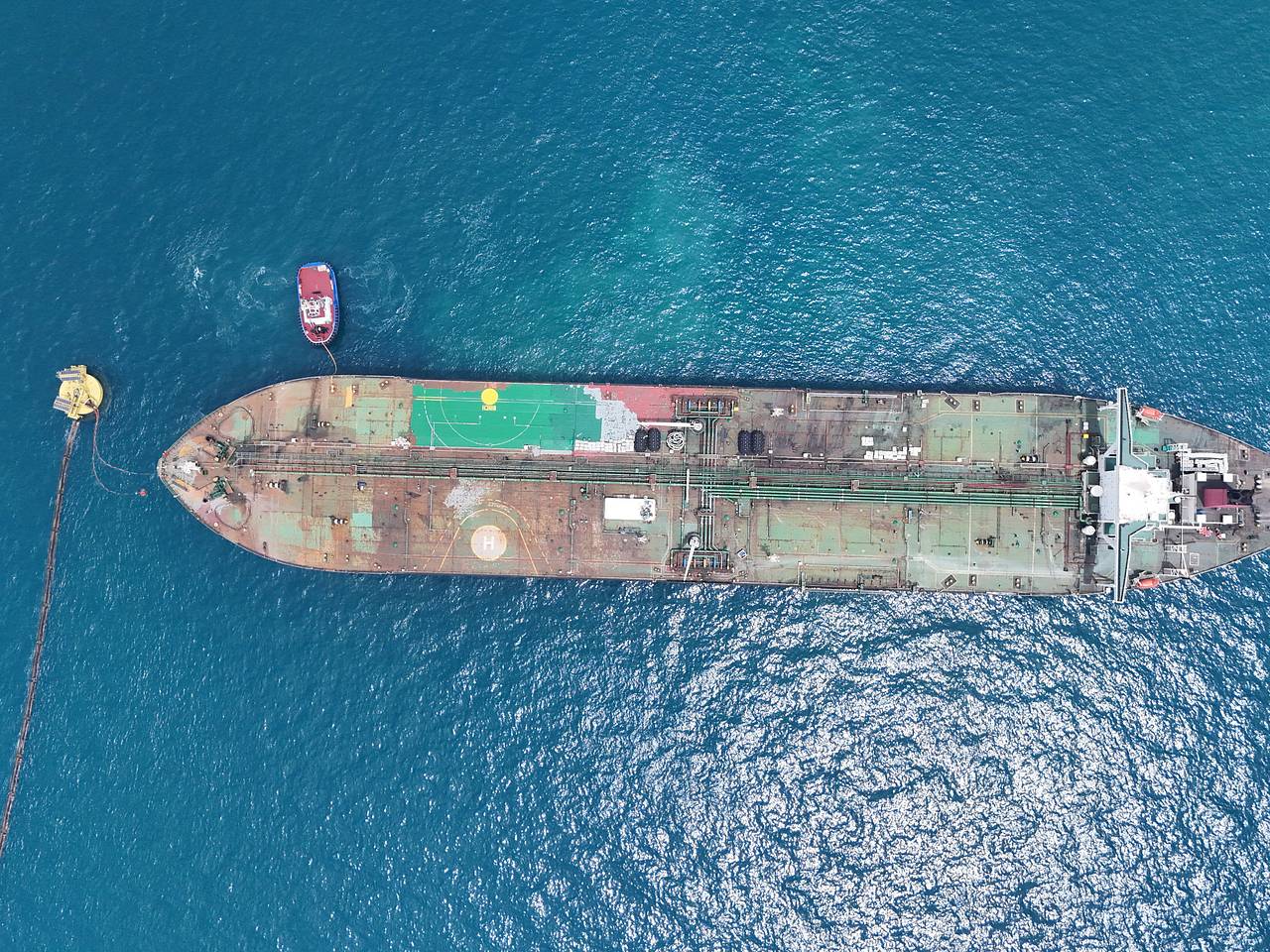 Китайский нефтяной танкер атаковали возле порта ОАЭ
