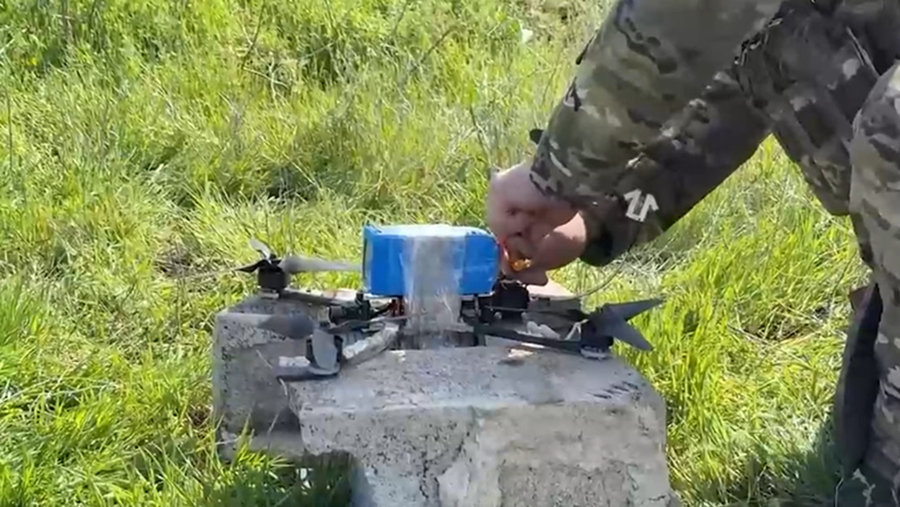 
                    Расчеты FPV-дронов уничтожили гаубицы &laquo;Богдана-Б&raquo; и Д-30 ВСУ в зоне СВО

        
