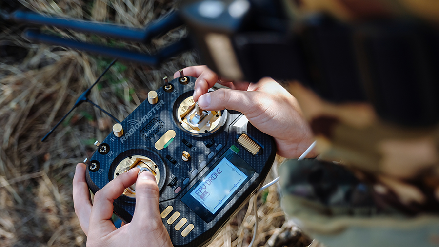
                    Операторы FPV-дронов уничтожили шесть наземных робототехнических комплексов ВСУ

        