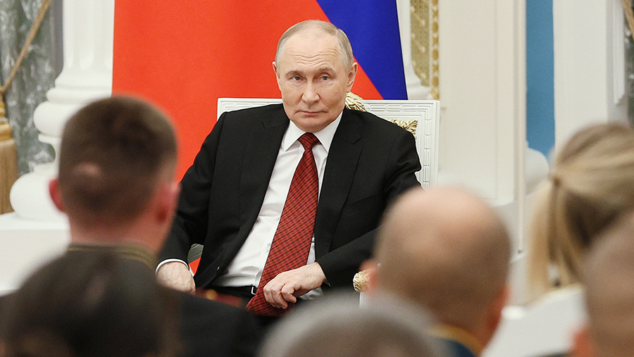 
                    Путин поручил Минобороны РФ предоставить предложения в связи с ударом ВСУ по ЛНР

        