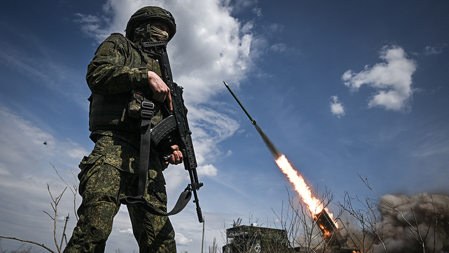 
                    Армия России нанесла удары по военным аэродромам Украины и складам боеприпасов

        