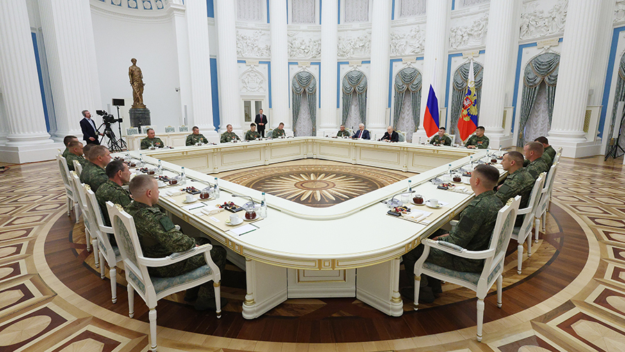 
                    Встреча Путина участниками СВО в Екатерининском зале Кремля. Главное

        