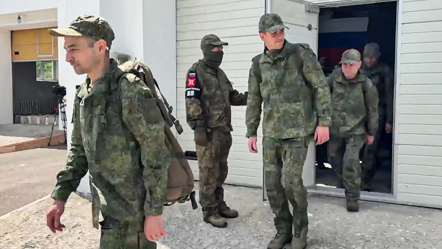 
                    Опубликованы кадры возвращения российских бойцов из украинского плена

        