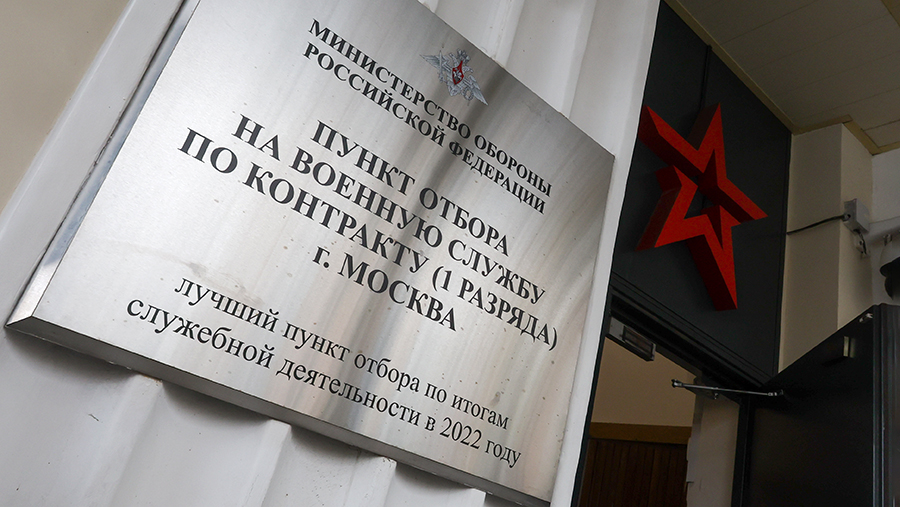 
                    Медведев заявил о заключении около 200 тыс. контрактов с ВС РФ за полгода

        