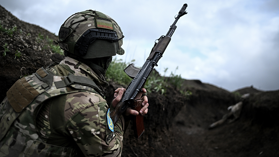 
                    Ефрейтор Суворов прицельным огнем уничтожил украинские дроны в зоне СВО

        