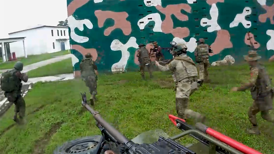 
                    Военные РФ и Мьянмы провели совместную демонстрацию навыков спецподразделений

        